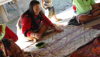 Ucayali: Artesanas de Comunidades Nativas de la etnia Shipibo-Conibo elaboran colecci&oacute;n textil de vanguardia