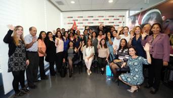 Universidad de Cambridge, Inglaterra entreg&oacute; certificados de estudio del idioma ingl&eacute;s a un centenar de docentes peruanos