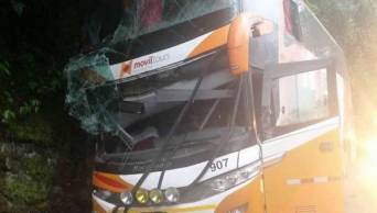 OTRA VEZ M�VIL TOURS: &oacute;mnibus se despista en el sector Venceremos y deja da&ntilde;os materiales