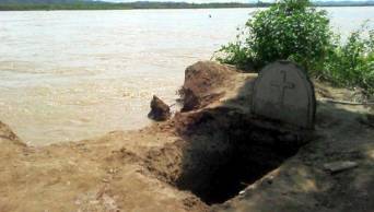 Desborde del r&iacute;o Huallaga afecta cementerio en la regi&oacute;n San Mart&iacute;n