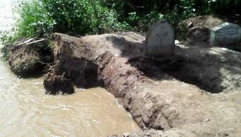 Pobladores de Picota exhuman cad&aacute;veres de cementerio por temor a desbordes