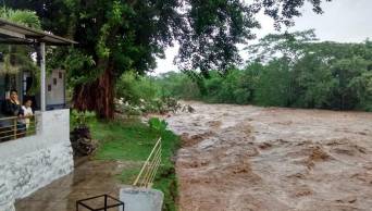 R&iacute;o Cumbaza se desborda e inunda viviendas y restaurantes en San Mart&iacute;n