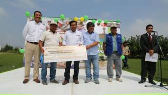 MINAGRI: Ministro Hern&aacute;ndez entreg&oacute; 500 bonos de emergencia a productores agrarios  - www.minagri.gob.pe