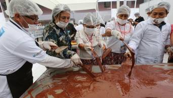 Per&uacute; alcanz&oacute; r&eacute;cord Guinness con barra de chocolate m&aacute;s grande del mundo
