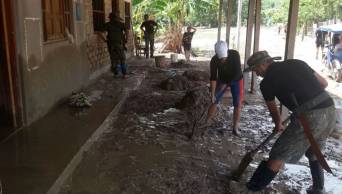 INUNDACIONES EN PICOTA: Efectivos del Ej&eacute;rcito prestan importante apoyo en zonas afectadas
