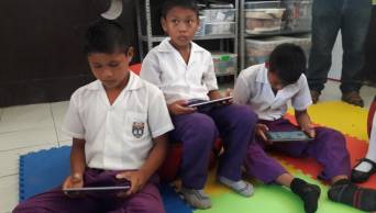Las tablets que impulsar&aacute;n la educaci&oacute;n a un lado del r&iacute;o Amazonas - Loreto
