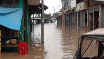 Desborde del r&iacute;o Madre de Dios causa da&ntilde;os en 60 viviendas