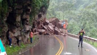 Lluvia persistente causa desprendimiento rocas y bloquea v&iacute;a Tarapoto Yurimaguas