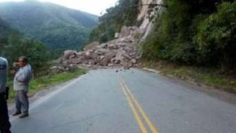 Deslizamiento en Aguayt&iacute;a interrumpe carretera Jorge Basadre - Ucayali