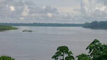 Evac&uacute;an a familias afectadas por inundaci&oacute;n tras desborde de r&iacute;os en Madre de Dios